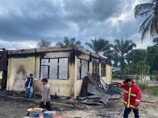 Rumah Dinas Kehutanan Kampar di Desa Perhentian Raja Kebakaran, Petugas Damkar Turun ke Lokasi