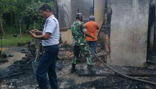 Babinsa Aliantan Bantu Warga Tangani Kebakaran