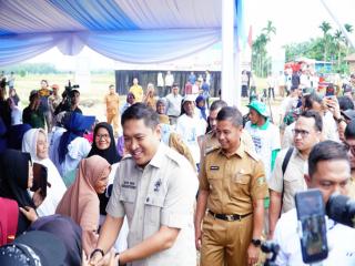 Kunker Wamen Pertanian di Kampar Disambut Bupati dan Wabup, HKTI Dilantik dan Panen Bersama PPL