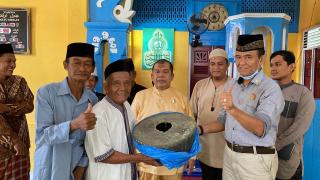 Datuok Kombespol purn Efendi, Terima Gong Dari Tokoh Adat Air Tiris Kampar