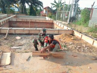 Kerja Nyata, Babinsa Koramil 15/Kuala Kampar Bantu Bangun Rumah Warga Binaannya