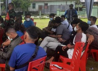 Setiap Ada Kesempatan Babinsa Sosialisasi Vaksinasi Covid-19