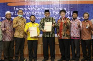 Ketua DPRDÂ Siak Azmi Dan Bupati Siak Terima PenghargaanÂ Predikat WTP Kabupaten Siak Yang Ke-9