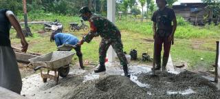 Babinsa Koramil 15/KK Laksanakan Gotong Royong Semenisasi Jalan