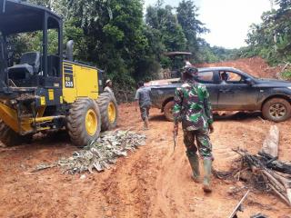 Bersama warga, Satgas TMMD Ke110 Kodim0313/KPR Dorong BBM Alat berat