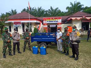 Babinsa Koramil 03/Bunut  Bersama Relawan Satgas Covid 19, Lakukan Penyemprotan Desinfektan 