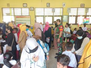 Babinsa Kawal Vaksinasi di SDN 009 Desa Sialang Kubang