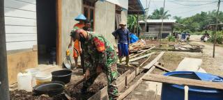 Bentuk Kepedulian, Serda Supianto Babinsa Kuala Panduk Bantu Bangun Rumah Warga