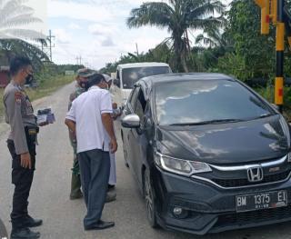TNI/Polri Bersama Dinas Kesehatan Bagi Masker
