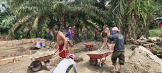 Bantu Buat Pondasi Rumah, Satgas TMMD Ke-110 Kodim 0313/KPR Goro Bersama Warga