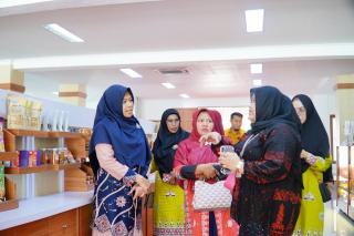 Dekranasda Sekaligus Ketua TP PKK Kampar, Lakukan Kunjungan ke Galeri Dekranasda Pekanbaru