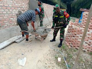 Lestarikan Budaya Gotong Royong Babinsa Koramil 09/ Langgam Bantu Warga Bangun Pagar Rumah