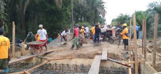 Percepat Proses Pengecoran box culvert, Satgas TMMD Ke-110 Kodim 0313/KPR Gunakan Molen 