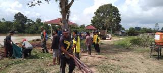 Ringankan Beban, Babinsa Bantu Warga Memasang Tenda