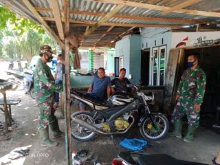 Komsos dengan Warga, Satgas TMMD Ke-110 Kodim 0313/KPR Luangkan Waktu