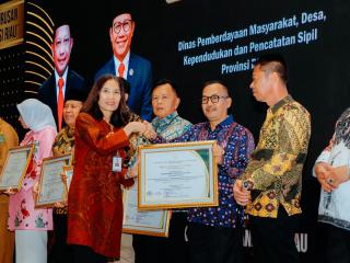Piagam Penghargaan Diterima Pj Bupati Kampar Dari KemenDes PDTT RI
