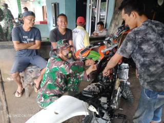 Jadi Montir Dadakan, Serma Andri mirzal Anggota Satgas TMMD Ke-110 Perbaiki Motor Warga