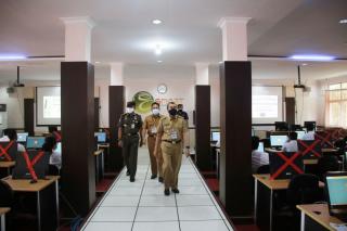 Gubri Kunjungi Peserta Ujian CPNS di BPSDM 