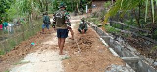 Gunakan Mesin Molen, Satgas TMMD Ke-110 Lakukan Pengerjaan Semenisasi