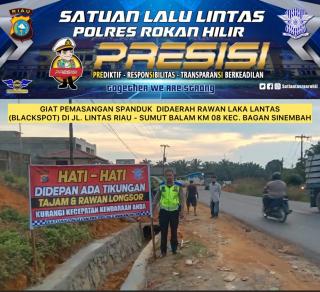 Antisipasi Kecelakaan Lalu Lintas, Polres Rohil Pasang Spanduk Imbauan di Titik Rawan
