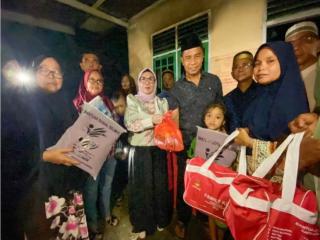 Bantuan Tanggap Darurat Diserahkan Bupati Bersama Wabup Kepada Korban Dampak Kebakaran