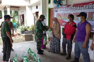 Menyambut HUT RI ke 76, Babinsa Koramil 04/PKL Kuras Bagikan Sembako  Warga Kurang Mampu