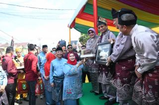 Kafilah Bengkalis Tampil Memukau di Pawai Taaruf MTQ ke-44 Provinsi Riau di Kuansing