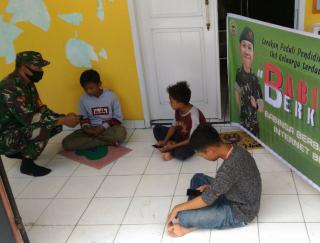 Babinsa Koramil 07/Kampar Kodim 0313/KPR Sediakan Hotspot Bantu Siswa SD Belajar Daring