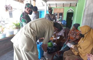 Babinsa Koramil 04/PKL Kuras Dampingi Petugas Kesehatan  Vaksinasi Lansia Door to Doo