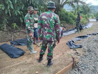 Bersama Dengan Masyarakat, Satgas TMMD Melanjutkan Pegerjaan Semenisasi Jalan 