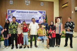 Bupati Kampar Serahkan Bantuan Alat Bantu Disabilitas dan Program ATENSI Kemensos 2026