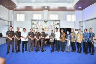 Kunjunga Silaturahmi Kejari Disambut Hangat Bupati Rohil, Bistamam, Perkuat Koordinasi dan Sinergi