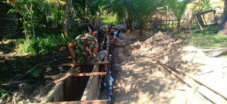 Satgas TMMD Ke 110, Pindahkan Material Pengecoran Drainase