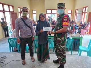 Babinsa Koramil 13/Rokan Dampingi Pembagian Dana BLT DD
