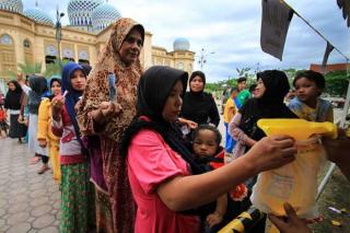 Laz  Al Hilal Berbagi 50.000 Kg  Beras Untuk Anak  Yatim dan Guru Ngaji Terdampak  Covid 19