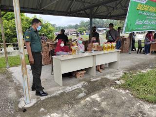 Babinsa Koramil 16/Tapung Pantau dan Bantu Bazar Minyak Goreng Murah