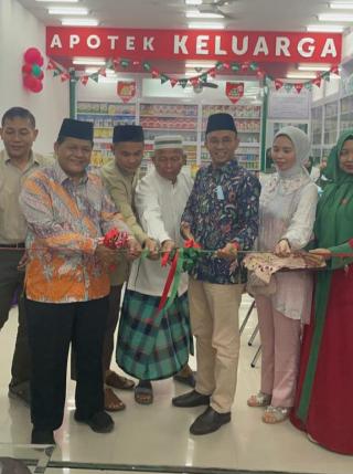 Grand Opening Apotek Keluarga 22, Wakil Ketua DPRD Kampar Fahmil Lakukan Pemotongan Pita