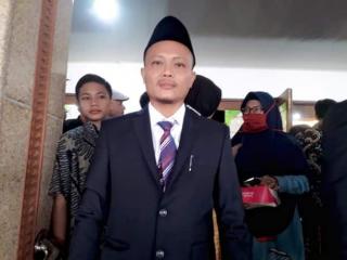 Anggota Dprd Suryono Bagikan Puluhan Papan Telur Bebek & Susu Kaleng ke Relawan Posko Convid 19