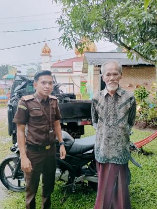 Kejari Kampar Antar Langsung Barang Bukti yang Sudah Inkrah Kepada Pemilik, Berikut BB yang Diantar