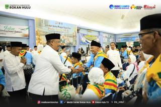 Penuh Haru, Bupati Anton Lepas 191 Jemaah Calon Haji Rohul di Embarkasi Batam