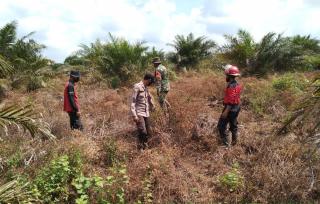 Meski Hari Libur, Babinsa Koramil 15/Kuala Kampar Tetap Laksanakan Patroli dan Sosialisasi Karhutla