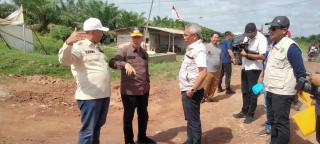 Gubri Riau Syamsuar Tinjau Pembangunan Jalan Pesisir Rohil