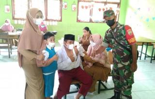 Babinsa Terus Dampingi Serbuan Vaksin Untuk Usia 6-11 Tahun