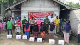 Bupati Mursini Dampingi Kapolres Dalam Pembagian Bansos Kepada Masyarakat Kurang Mampu