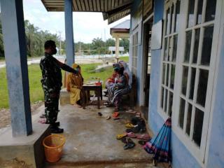 Babinsa Koramil 02 Rambah Himbau Warga Ikuti Protokol Kesehatan