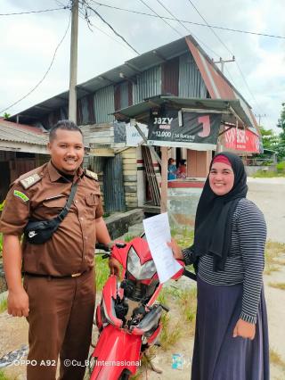 Kejari Kampar Antar Langsung Barang Bukti ke Pemilik yang Sudah Inkrah