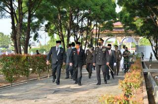 HUT ke-75 TNI, Wagubri Hadiri Upacara Ziarah Nasional di TMP Kusuma Dharma Pekanbaru