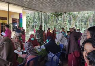 Babinsa Kelurahan Pasir Sialang Koramil 01/Bkn Pantau Vaksinasi Anak Sekolah Dasar
