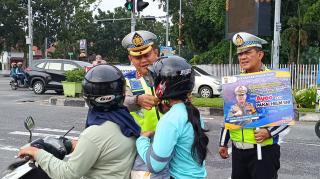 Dirlantas Polda Riau dan Jajaran Gelar Program Tertib Helm Pada Pengendara Sepeda Motor