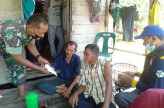 Door To Door Babinsa Dampingi Tim Vaksinasi Terhadap Lansia Di Desa Teluk